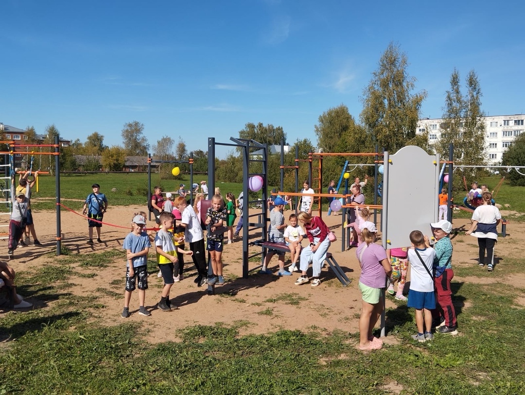 В Вичугском районе в п.Старая Вичуга прошло мероприятие, посвященное открытию детской игровой спортивной площадки «Точка притяжения » на улице Советская.