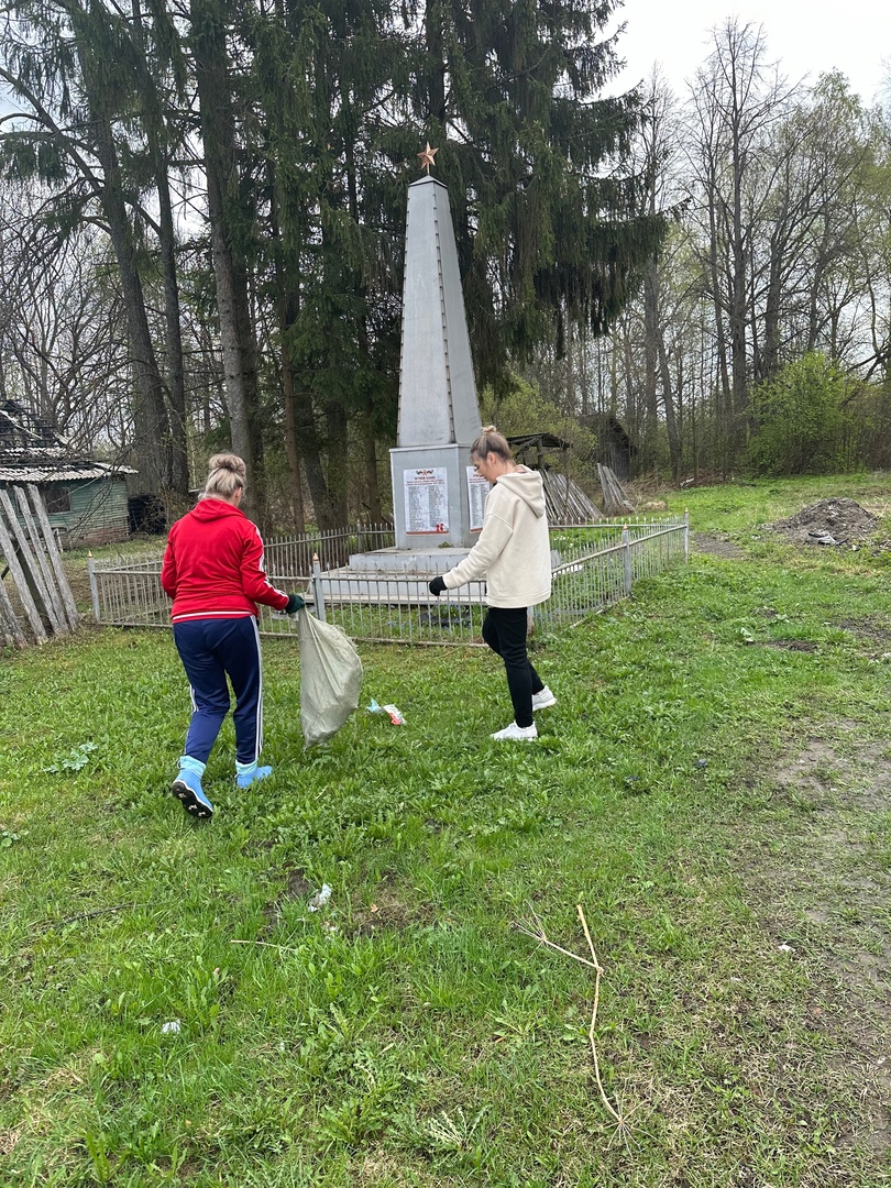 В Вичугском районе прошел субботник по уборке памятников и обелисков.